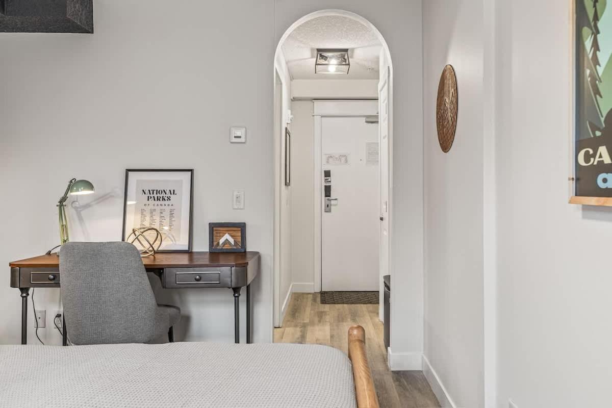 W118 New! Central Canmore- Light Industrial Hotel Room Exterior foto